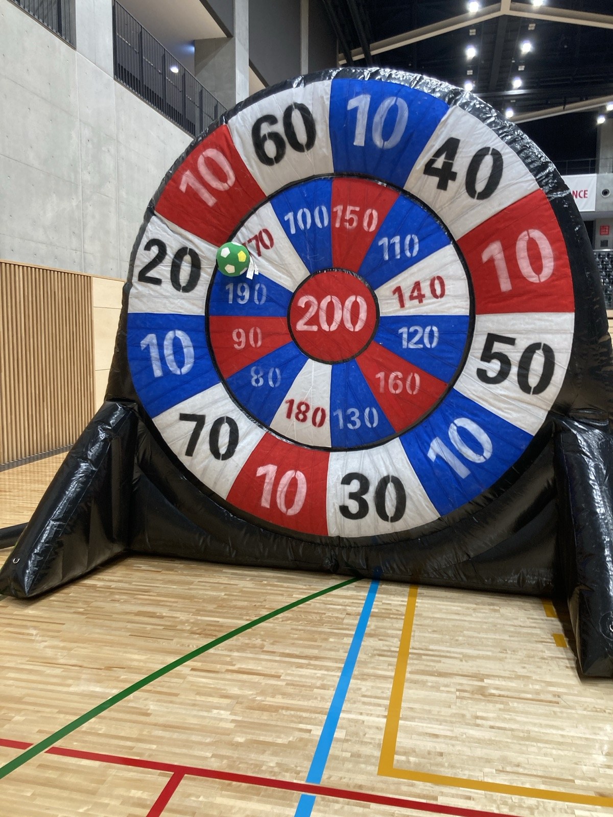 キックダーツ。高さ3mの巨大ダーツ的にボールを蹴り込むエア遊具