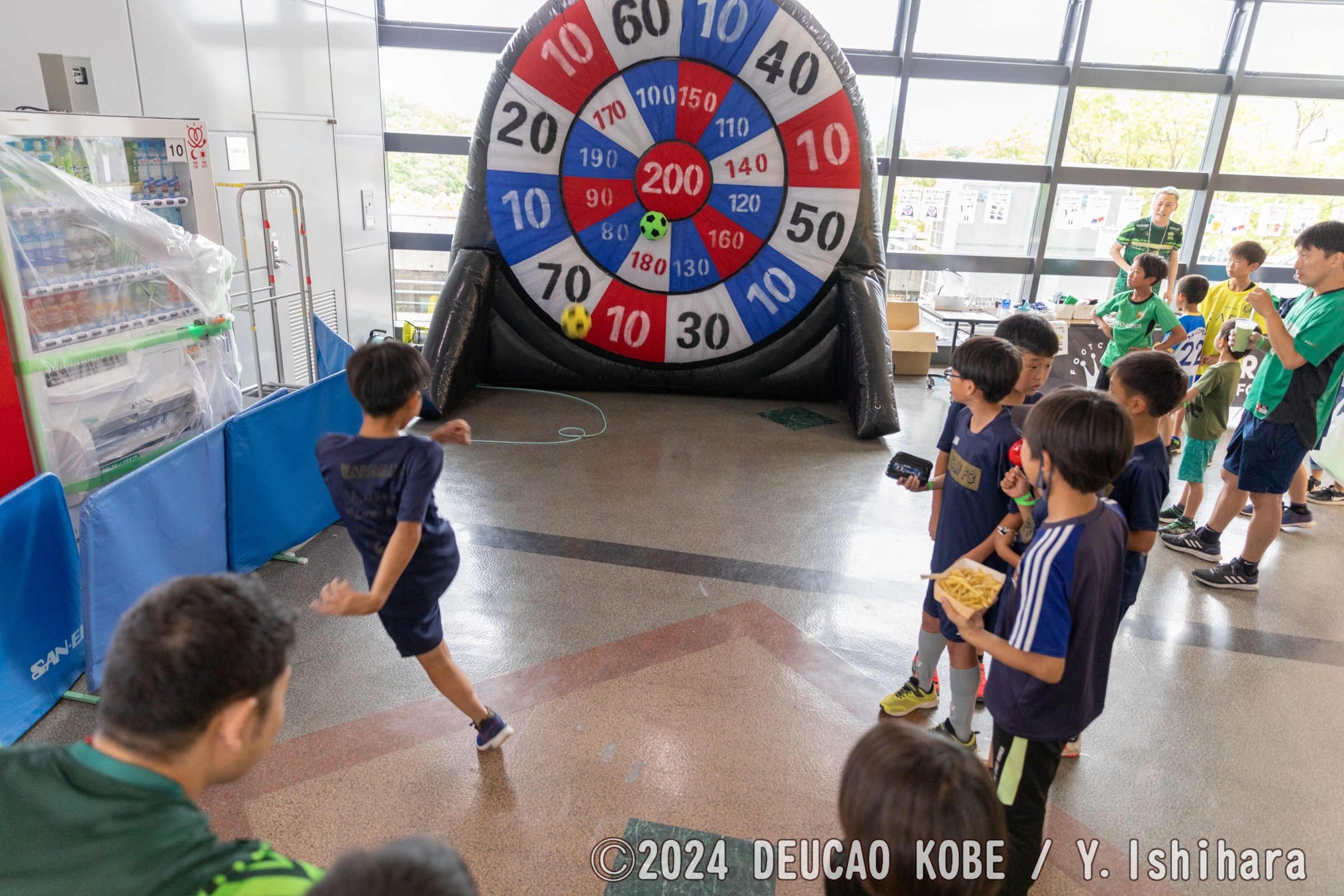 イベント会場でキックダーツに挑戦する子ども