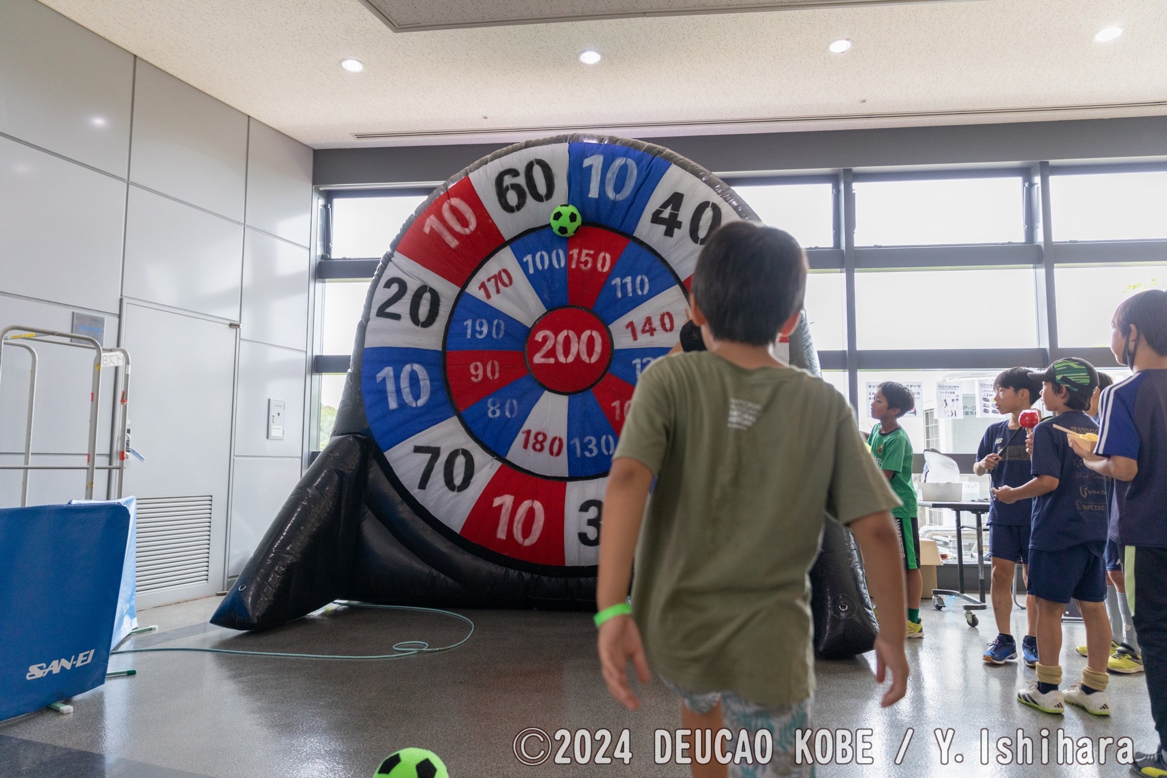 キックダーツの順番を待つ子どもたち